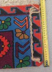 KÖK BOYA İPLİKTEN EL DOKUMASI  KİLİM KOL ÇANTASI.  KONDİSYON YÜKSEK KOLEKSİYONLUK.  AĞIZ KISMI CIRT CIRTLI.  KENARINDAKİ AÇIK KAHVERENGİ SÜS İPLİKLER SLİKONLA YAPIŞTIRILMIŞ.