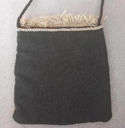 KÖK BOYA İPLİKTEN EL DOKUMASI  KİLİM KOL ÇANTASI.  KONDİSYON YÜKSEK KOLEKSİYONLUK.  AĞIZ KISMI CIRT CIRTLI.  KENARINDAKİ AÇIK KAHVERENGİ SÜS İPLİKLER SLİKONLA YAPIŞTIRILMIŞ.