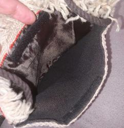 KÖK BOYA İPLİKTEN EL DOKUMASI  KİLİM KOL ÇANTASI.  KONDİSYON YÜKSEK KOLEKSİYONLUK.  AĞIZ KISMI CIRT CIRTLI.  KENARINDAKİ AÇIK KAHVERENGİ SÜS İPLİKLER SLİKONLA YAPIŞTIRILMIŞ.