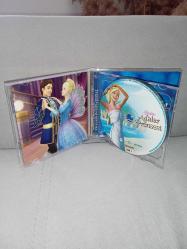 Vcd Barbie Adalar Prensesi. Orijinal. Universal / TİGLON. Türkçe dublaj. 2 Disk. Çalışmasını etkilemeyen çizikler var. Sorunsuz çalışıyor. koleksiyonluk