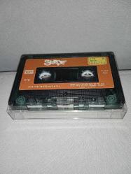 Kaset Sezen Aksu Serçe albümü. Orijinal 1986 Kağıt Baskı. Kartoneti yok. Kaset tertemiz sorunsuz çalışıyor.