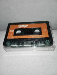 Kaset Sezen Aksu Serçe albümü. Orijinal 1986 Kağıt Baskı. Kartoneti yok. Kaset tertemiz sorunsuz çalışıyor.