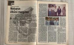 2000 İKİBİN’E DOĞRU AKTÜALİTE DERGİSİ – SAYI 27 – 26 HAZİRAN 1988 – 64 SAYFA EVREN-URUG ÇELİŞMESİNİN KÖKENİ – BÖLGELER, LİDERLER, İSİMLER – MAFYANIN ÜLKÜCÜ MANGALARI – SİLAHLI GÖSTERİLER – MHP’LİLERİN YARGIYLA İMTİHANI – SİYASİ ŞİDDETİN YENİ YÜZÜ – ANAP’TA KOLTUK SAVAŞI – SİYASİ PARTİLERDE KADRO KAYMASI – SİYASİ PARTİLERDE İÇ ÇEKİŞME – SİYASİ PARTİLERDE İSTİFA DALGASI – SİYASİ PARTİLERDE YENİ İTTİFAKLAR – SİYASİ PARTİLERDE YENİ STRATEJİLER – SİYASİ PARTİLERDE YENİ YÜZLER – SİYASİ PARTİLERDE YENİ HEDEFLER – SİYASİ PARTİLERDE YENİ DİL - DOĞU PERİNÇEK – NAZIM HİKMET – CEMAL SÜREYA – NECATİ CUMALI – SEMİH POROY – SONER YALÇIN – TURGUT ÖZAL – KENAN EVREN – ADNAN URUG – ERDOĞAN BOZOK – HÜSEYİN BÜLBÜL – HALİL BERKTAY – SERHAN BOLLUK – NEYYİR KALAYCIOĞLU – SÜLEY PERİNÇEK – ASAF GÜVEN AKSEL – ROZERİN DOĞAN – ALİ KARŞILAYAN – DENİZ KAVUKÇUOĞLU – TUNCA ARSLAN – GÜLDEN AYDIN – SEVİL BASTÜRK – ASUMAN BAYRAK – AYŞE BENGİ – TÜRKAN DEMİR – TAKİ DOĞAN – SABİHA ERDEM – KAMİL ERDOĞDU – ALİ HASDEMİR – HÜR