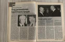 2000 İKİBİN’E DOĞRU AKTÜALİTE DERGİSİ – SAYI 27 – 26 HAZİRAN 1988 – 64 SAYFA EVREN-URUG ÇELİŞMESİNİN KÖKENİ – BÖLGELER, LİDERLER, İSİMLER – MAFYANIN ÜLKÜCÜ MANGALARI – SİLAHLI GÖSTERİLER – MHP’LİLERİN YARGIYLA İMTİHANI – SİYASİ ŞİDDETİN YENİ YÜZÜ – ANAP’TA KOLTUK SAVAŞI – SİYASİ PARTİLERDE KADRO KAYMASI – SİYASİ PARTİLERDE İÇ ÇEKİŞME – SİYASİ PARTİLERDE İSTİFA DALGASI – SİYASİ PARTİLERDE YENİ İTTİFAKLAR – SİYASİ PARTİLERDE YENİ STRATEJİLER – SİYASİ PARTİLERDE YENİ YÜZLER – SİYASİ PARTİLERDE YENİ HEDEFLER – SİYASİ PARTİLERDE YENİ DİL - DOĞU PERİNÇEK – NAZIM HİKMET – CEMAL SÜREYA – NECATİ CUMALI – SEMİH POROY – SONER YALÇIN – TURGUT ÖZAL – KENAN EVREN – ADNAN URUG – ERDOĞAN BOZOK – HÜSEYİN BÜLBÜL – HALİL BERKTAY – SERHAN BOLLUK – NEYYİR KALAYCIOĞLU – SÜLEY PERİNÇEK – ASAF GÜVEN AKSEL – ROZERİN DOĞAN – ALİ KARŞILAYAN – DENİZ KAVUKÇUOĞLU – TUNCA ARSLAN – GÜLDEN AYDIN – SEVİL BASTÜRK – ASUMAN BAYRAK – AYŞE BENGİ – TÜRKAN DEMİR – TAKİ DOĞAN – SABİHA ERDEM – KAMİL ERDOĞDU – ALİ HASDEMİR – HÜR