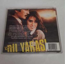 VCD DİL YARASI. ORHAN GENCEBAY - YAPRAK ÖZDEMİROĞLU. ORİJİNAL. 2 DİSK. İYİ DURUMDA. SORUNSUZ ÇALIŞIYOR. KOLEKSİYONLUK