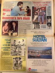 ŞEY HAFTALIK MAGAZİN GAZETESİ DOĞUM GÜNÜ HEDİYESİ  ( Turkish Newspaper ) - 5 EYLÜL 1983 - TAM TAKIM 12 SAYFADIR - Selma Güneri-El kızı düşeş attı kazandı-Ayten Gökçer röportajı- Yaprak Özdemiroğlu-Osman Topoğlu-Türker İnanoğlu-Tülay Gökhan-Hülya Avşar-Kadir İnanır-Hülya Avşar-Ahu Tuğba-Seda Sayan-Muazzez Ersoy-Sevim Emre-Ajrın Delis-Menekşe Uçak-Nilgün Arman-Erçüment Batanay-Akın Uğurlu-Aysel Cengiz-Saime Sara-Yeşim Nur-Kerman Kara-Mehtap Derin-Sema Sayın-Aldo-Dilek-Müjde Ar-Napolyon-Yüksel Uzel-Aydan Gencer-Zerrin Özer-Murat-Barış Manço-Feri Cansel-Cihan Ünal-Müjdat Gezen-Yahya Kemal Beyatlı-Hüseyin Ünal-Yaprak’ın Maskesi Düştü-Masum Yüz Öfke Kusuyor-Gocunacak Ne Var-Bu Gidişin Sonu Yok-Kadir İnanır Çarpıldı-Bu Beraberlik Korku Veriyor-Taçsız Krala Taçsız Kraliçe-Avuçlarını Yaladılar-Hersey Üç Ayda Oldu Bitti-Benzen Buluştu-Yeni Bir Atılımın Sevinci-Polonezköy’ünde Artık Telefonu Var-Sünnetlerden Komisyon Olsa İdi-Müjde Ar Napolyon’a Ters Düştü-Yüksel Uzel- Feri Cansel öldürüldü
