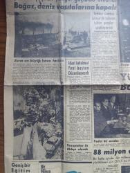 Hürriyet Gazetesi - Turkish Newspaper - 20 Aralık 1960 - Peter Zoraniç tankerindeki müthiş infilak etrafı sarstı fotoğraf - boğazda birçok evlerin camları kırıldı korkunç bir şekilde yayılan yangın güçlükle önlendi - biri Amerika'da biri de Almanya vuku bulan Asrın en büyük hava faciası fotoğraf - Peter Zoraniç tankeri denizi de yaktı fotoğraf - Yüksek Seçim kurulu Başkanı Recai Seçkin - yeraltındaki sularda kayda tabi tutulacak - yassıada'daki sanıklar birer kazazede imiş - yazışmalar öz Türkçe olacak - Behiye Aksoy'un yeni okuduğu plaklar Şençalarda - Necla Engin Çin pavyonunda - Ayşecik şeytan geçti başrolde Zeynep Değirmencioğlu Eşref Kolçak Belgin Doruk Hulusi Kentmen yeni melek ve İnci sinemasında - büyücüler de siyasete karışıyor - Sevim Şenöz'ün yeni okuduğu plak Şençalarda - Fenerbahçe Beşiktaşla pazar günü karşılaşıyor - Galatasaray Kulübü Dün bir bayram günü yaşadı - Fenerbahçe umumi kaptanı Niyazi Sel dün istifa etti -  Metin Oktay fotoğraf