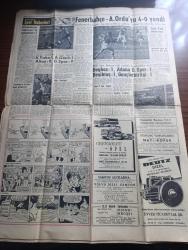 Hürriyet Gazetesi - Turkish Newspaper - 16 Ocak 1961 - yeni partiler başsız kalan Demokrat Partililere kur yapıyorlar - Fahrettin Kerim Gökay siyasi faaliyet için partilerin olgunlaşmasını ve gelişmesini bekleyecek - sosyal imkanlar ve grev hakkı - eğitim Savaşı'nda yeni bir adım genç analarla ak saçlı nineler okula gidiyor fotoğraf - Enosisçi Rumlar Kıbrıs'ta kanlı hadiseler çıkardılar - bazı sanayi müesseseleri yeni bir birlik kurdular - gümüş motor fabrikasından Necmettin Erbakan kurulan birlik toplantısında fotoğraf - Turhan Feyzioğlu Başbakan yardımcısı oluyor - Yedi Şimşek filmi küçük emek sinemasında - meşhur armatör Onassis şöhretli Maria Callas için Monte Carlo operasında bir salon yaptırıyor - Elizabeth Taylor'a kleopatra'dan sonra Safo rolü teklif edildi - Türk sinemasının en çok sevilen yıldızı Ahmet Tarık Tekçe turneye çıkıyor fotoğraf - Fenerbahçe Altınordu'yu 4-0 yendi Fotoğraf - Beşiktaş 1 Gençlerbirliği 1 - Atatürk kır koşusunu Şükrü Saban kazandı - Chevrolet ve Opel