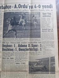 Hürriyet Gazetesi - Turkish Newspaper - 16 Ocak 1961 - yeni partiler başsız kalan Demokrat Partililere kur yapıyorlar - Fahrettin Kerim Gökay siyasi faaliyet için partilerin olgunlaşmasını ve gelişmesini bekleyecek - sosyal imkanlar ve grev hakkı - eğitim Savaşı'nda yeni bir adım genç analarla ak saçlı nineler okula gidiyor fotoğraf - Enosisçi Rumlar Kıbrıs'ta kanlı hadiseler çıkardılar - bazı sanayi müesseseleri yeni bir birlik kurdular - gümüş motor fabrikasından Necmettin Erbakan kurulan birlik toplantısında fotoğraf - Turhan Feyzioğlu Başbakan yardımcısı oluyor - Yedi Şimşek filmi küçük emek sinemasında - meşhur armatör Onassis şöhretli Maria Callas için Monte Carlo operasında bir salon yaptırıyor - Elizabeth Taylor'a kleopatra'dan sonra Safo rolü teklif edildi - Türk sinemasının en çok sevilen yıldızı Ahmet Tarık Tekçe turneye çıkıyor fotoğraf - Fenerbahçe Altınordu'yu 4-0 yendi Fotoğraf - Beşiktaş 1 Gençlerbirliği 1 - Atatürk kır koşusunu Şükrü Saban kazandı - Chevrolet ve Opel
