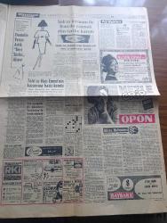 Hürriyet Gazetesi - Turkish Newspaper - 2 Şubat 1963 - çarpışan iki uçak Ankara'nın içine düştü - facia 60 kişi öldü fotoğraf - çarpışanlar MEA yolcu uçağı ile bir askeri nakliye uçağımız - olay yeri kavrulmuş cesetlerle doluydu - Yılmaz Tunçkol olay yerini anlatıyor - Karaoğlan caddesi'ne düşen yolcu uçağının ölümüne sebep olduğu insanlardan biri kömür halinde ambulansa konuluyor fotoğraf - İstanbul'da bugün bu gece sinema tiyatro programı - Şah'ın fermanı ile İran'da yaşmak Dün tarihe karıştı - Nesrin Sipahi'nin Pathe Plaklarında okuduğu en son eserler - Adalet Partisi genel siyasi af istiyor - Bursa senatörü Şeref Kayalar Adalet Partisi'nin görüşünü açıkladı - Galatasaray Karşıyaka ile bugün oynuyor fotoğraf - Galatasaray kız voleybol takımı galibiyetin şerefine harem'de sabahladılar Fotoğrafı - Milan bütün gücünü Avrupa kupası'na verdi - milli takım kadrosu 14 Şubat'ta açıklanacak - bir müsabakada 62 sayı yapan Wilt Chamberlain fotoğraf - dünya orta siklet boks şampiyonu Robinson