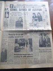 Hürriyet Gazetesi - Turkish Newspaper - 2 Şubat 1963 - çarpışan iki uçak Ankara'nın içine düştü - facia 60 kişi öldü fotoğraf - çarpışanlar MEA yolcu uçağı ile bir askeri nakliye uçağımız - olay yeri kavrulmuş cesetlerle doluydu - Yılmaz Tunçkol olay yerini anlatıyor - Karaoğlan caddesi'ne düşen yolcu uçağının ölümüne sebep olduğu insanlardan biri kömür halinde ambulansa konuluyor fotoğraf - İstanbul'da bugün bu gece sinema tiyatro programı - Şah'ın fermanı ile İran'da yaşmak Dün tarihe karıştı - Nesrin Sipahi'nin Pathe Plaklarında okuduğu en son eserler - Adalet Partisi genel siyasi af istiyor - Bursa senatörü Şeref Kayalar Adalet Partisi'nin görüşünü açıkladı - Galatasaray Karşıyaka ile bugün oynuyor fotoğraf - Galatasaray kız voleybol takımı galibiyetin şerefine harem'de sabahladılar Fotoğrafı - Milan bütün gücünü Avrupa kupası'na verdi - milli takım kadrosu 14 Şubat'ta açıklanacak - bir müsabakada 62 sayı yapan Wilt Chamberlain fotoğraf - dünya orta siklet boks şampiyonu Robinson