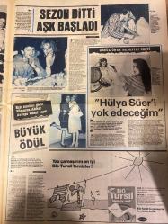 ŞEY HAFTALIK MAGAZİN GAZETESİ DOĞUM GÜNÜ HEDİYESİ  ( Turkish Newspaper ) - 4 TEMMUZ 1983 - TAM TAKIM 12 SAYFADIR -Cüneyt Arkın-Betül Arkın-Nilüfer Röportajı-Nükhet Duru-Selçuk Ural-Orhan Gencebay-Sevim Emre-Negla Nazir-Süha Özgerimli-Manolya Onur-Gülden Karaböcek-Zerrin Özer-Recep Kaymak-Adnan Şenses-Bahar Öztan-Kasım Gündüz-Yusuf Sezgin-Semra Türel-Nigar Uluerer-Ahmet Özhan-Atilla Kaya-Gönül Öner-Hülya Süer-Kamuran Akkor-Yasif Uğurlu Sahte nişan-Nükhet Duru evlilikte yeni moda yaratıyor-Tek başına danseden bir gelin adayı-Eski sevgili Selçuk Ural paravan mı-Üçüncü alyansı kim takacak-9 yıllık aşk 90 dakikaya sığar mı-Maskeli güzel-Yuvayı hangisi yıktı-Bir gün bu evlilik mutlaka bitecek-Öyle bir dünyaki-Televizyon bir dertlenme aracı oldu-Adnan bavullarımı bul-Kayıp ortaya çıktı-Acaba neden Yusuf Sezgin mi-Bağdat caddesinde olay vardı-Kemotek’s in moda müzik çıkartması-Arap’tan kurtuldu Amerikalıya tutuldu-İlk kocam bir gün gelse-Bir ticaret aşkı daha-Bu kadının dayısı kim-Sezon bitti