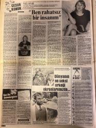 ŞEY HAFTALIK MAGAZİN GAZETESİ DOĞUM GÜNÜ HEDİYESİ  ( Turkish Newspaper ) - 4 TEMMUZ 1983 - TAM TAKIM 12 SAYFADIR -Cüneyt Arkın-Betül Arkın-Nilüfer Röportajı-Nükhet Duru-Selçuk Ural-Orhan Gencebay-Sevim Emre-Negla Nazir-Süha Özgerimli-Manolya Onur-Gülden Karaböcek-Zerrin Özer-Recep Kaymak-Adnan Şenses-Bahar Öztan-Kasım Gündüz-Yusuf Sezgin-Semra Türel-Nigar Uluerer-Ahmet Özhan-Atilla Kaya-Gönül Öner-Hülya Süer-Kamuran Akkor-Yasif Uğurlu Sahte nişan-Nükhet Duru evlilikte yeni moda yaratıyor-Tek başına danseden bir gelin adayı-Eski sevgili Selçuk Ural paravan mı-Üçüncü alyansı kim takacak-9 yıllık aşk 90 dakikaya sığar mı-Maskeli güzel-Yuvayı hangisi yıktı-Bir gün bu evlilik mutlaka bitecek-Öyle bir dünyaki-Televizyon bir dertlenme aracı oldu-Adnan bavullarımı bul-Kayıp ortaya çıktı-Acaba neden Yusuf Sezgin mi-Bağdat caddesinde olay vardı-Kemotek’s in moda müzik çıkartması-Arap’tan kurtuldu Amerikalıya tutuldu-İlk kocam bir gün gelse-Bir ticaret aşkı daha-Bu kadının dayısı kim-Sezon bitti