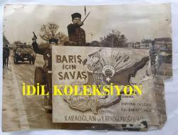 Efemera - KIBRIS BARIŞ HAREKATI DÖNEMİNDEN ORİJİNAL FOTOĞRAFI (RESTORASYONLU - AÇIKLAMAYI OKUYUNUZ) - 24 x 18 cm EBADINDA - KIBRIS'TA YAPILAN 29 EKİM KUTLAMALARINDA GEÇİT TÖRENİNE KATILAN GAZİLER ve ''BARIŞ İÇİN SAVAŞ. KARAOĞLAN'' POSTERİ, 29 EKİM 1974 - kitantik - kitaLog