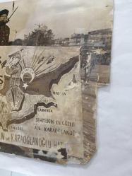 KIBRIS BARIŞ HAREKATI DÖNEMİNDEN ORİJİNAL FOTOĞRAFI (RESTORASYONLU - AÇIKLAMAYI OKUYUNUZ) - 24 x 18 cm EBADINDA - KIBRIS'TA YAPILAN 29 EKİM KUTLAMALARINDA GEÇİT TÖRENİNE KATILAN GAZİLER ve ''BARIŞ İÇİN SAVAŞ. KARAOĞLAN'' POSTERİ, 29 EKİM 1974