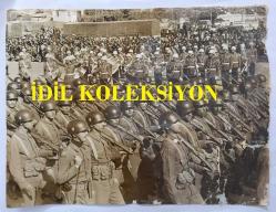 KIBRIS BARIŞ HAREKATI DÖNEMİNDEN ORİJİNAL FOTOĞRAFI (RESTORASYONLU - AÇIKLAMAYI OKUYUNUZ) - 24 x 18 cm EBADINDA - KIBRIS'TA YAPILAN 29 EKİM KUTLAMALARINDA GEÇİT TÖRENİNE ASKERİ GEÇİT KITALARI, 29 EKİM 1974