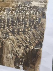 KIBRIS BARIŞ HAREKATI DÖNEMİNDEN ORİJİNAL FOTOĞRAFI (RESTORASYONLU - AÇIKLAMAYI OKUYUNUZ) - 24 x 18 cm EBADINDA - KIBRIS'TA YAPILAN 29 EKİM KUTLAMALARINDA GEÇİT TÖRENİNE ASKERİ GEÇİT KITALARI, 29 EKİM 1974