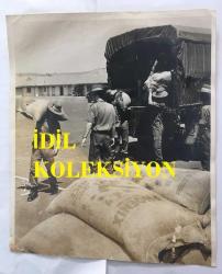 KIBRIS BARIŞ HAREKATI DÖNEMİNDEN ORİJİNAL BÜYÜK BOY FOTOĞRAFI (AÇIKLAMAYI OKUYUNUZ) - 23 x 20 cm EBADINDA - SAVAŞ SÜRECİNDE BÖLGEYE GELEN GURKA ASKERLERİNİN PİRİNÇ ÇUVALLARI TAŞIDIKLARI ANLARDAN BİR KARE