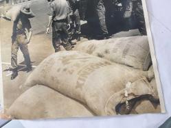 KIBRIS BARIŞ HAREKATI DÖNEMİNDEN ORİJİNAL BÜYÜK BOY FOTOĞRAFI (AÇIKLAMAYI OKUYUNUZ) - 23 x 20 cm EBADINDA - SAVAŞ SÜRECİNDE BÖLGEYE GELEN GURKA ASKERLERİNİN PİRİNÇ ÇUVALLARI TAŞIDIKLARI ANLARDAN BİR KARE