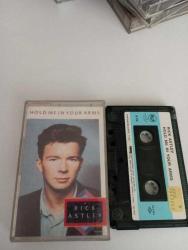 RICK ASTLEY HOLD ME IN YOUR ARMS KASET