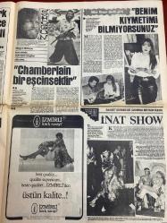 ŞEY HAFTALIK MAGAZİN GAZETESİ DOĞUM GÜNÜ HEDİYESİ  ( Turkish Newspaper ) - 7 ŞUBAT 1983 - TAM TAKIM 12 SAYFADIR -Nigar uluerer röportajı-Mine Koşan-Chamberlain-Saadet gürses-Nükhet Duru-Tarık Akan-Ümit Besen-Gönül Göksel-Muazzez Ersoy-Saadet Gürses-Hüner Coşkuner-Yılmaz Güney-Bülent Ersoy-Müjdat Gezen-Cüneyt Arkın-Mesut Öhnner-Banu Alkan-Turgut Özal-Zerrin Özer-Deniz Uğur-Zafer Sefa-Akın Uğurlu-Hülya Yiğitalp-Dilek Aldo-Ediz Onay-İzzet Öz-Mahmut Ovur-Nazan Şoray-Hülya Süer-Yasemin Kumral-Şakir Üner-Romali Perihan-Semra Lütken-Atilla Simsek-Mine Mater-Parlasenol-Engin Evin-Mine Mutlu-Ayla Algan-Mine Söğüt-Murat Perihan-Ayla Algan  Nükhet Duru vicdan azabı çekiyor-Bu ihtiyar kim?-25 yıl sonra yaşanan dram-Kızım ben senin ciciannenim-Moral vermeye gitmişti kahroldu-Tarık Akan bir saatte yaşlandı-Bir sigara yakmaz mısınız?-Bu kadın başımın belası!-Beni Müjdat Gezen ihbar etti!-Türkiye’yi yanlış tanıyorsunuz-Cüneyt Arkın “dişi bond” yaratıyor-İki elinde 10 alyans-“İnşallah biri gerçek olur”