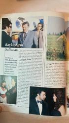 RADYO TELEVİZYON AYLIK HABER YAYIN DERGİSİ - EKİM 2000 SAYI: 137 YÜCEL YENER - MÜJDE AR - ERDAL ÖZYAĞCILAR - KUDRET SABANCI - HÜLYA KOÇYİĞİT - ZEKİ ALASYA - CİHAN ÜNAL - PERRAN KUTMAN - AYDAN AYBAR - TALAT BULUT - AYTAÇ ARMAN - HANDE ATAİZİ - FERİDE ÇİÇEKOĞLU - EROL HIZARCI - AYNUR ÇELİKCAN - GÜVEN AKSU - AHMET SELİM SABUNCU - NEŞET ERTAŞ - MUHARREM ERTAŞ - MERAL NAYMANER - DİDEM DOLANBAY - SEMA OK - L.FUNDA ŞENOL - LEVENT CANTEK YENİ YAYIN DÖNEMİ: “SİZİNLE DEĞİŞİYORUZ, SİZİN İÇİN DEĞİŞİYORUZ” - TRT’DE BOMBA DİZİLER: NİSAN YAĞMURU, ÜZGÜNÜM LEYLA, KARAKOLDA AYNA VAR, BAYKUŞLARIN SALTANATI, DEDEM GOFRET VE BEN, TUTKU ÇEMBERİ, KURŞUN KALEM, YEDİ NUMARA, ONA BAKMA BANA BAK, NASIL EVDE KALDIM - BELGESELLER VE GENÇLİK DİZİLERİ - KONAKTAN BARINAĞA: TOPLU KONUTLARIN YALNIZLIĞI - PRAG’DA UYANMAK: AHMET SELİM SABUNCU’DAN GEZİ YAZISI - NEŞET ERTAŞ İLE SÖYLEŞİ: BOZKIRIN TEZENESİ - HASAN ALİ KASIR’IN ARDINDAN - ANADOLU ÜNİVERSİTESİ İLETİŞİM BİLİMLERİ FAKÜLTESİ - MEŞRUT - TAM TAKIM EKSİKSİZ 74 SAYFA