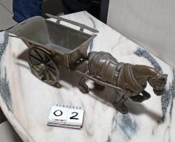 Nostaljik Bir Başyapıt: Bronz At Arabası Heykeli