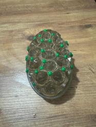 Antika 1930-1950’li Yıllara ait Eski Cam Çiçek Düzenleyici  Dönem ürünü, tamamen camdan üretilmiş çiçek yerleştirme aparatı. Vazoda çiçek saplarının sabit ve düzenli durmasını sağlar. Çiçek sabitleyici,Kalemlik veya farklı şekillerde değerlendirilebilir  Koleksiyonluk ve dekoratif bir parçadır