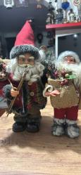 NOEL BABA 2 ADET BÜYÜK OLAN PİLLİ HAREKETLİ AMA ÇALIŞMIYOR YAPTIRIRIM DİYENE HAYIRLI OLSUN  BÜYÜK BOY 38 cm  KÜÇÜK BOY 31 cm Ayrıca 6 Tane daha farklı Noel Babalar var toplam 8 adet hepsi 6000₺ olur