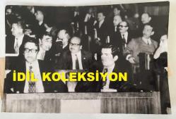 DEMOKRATİK PARTİ ESKİ GENEL BAŞKANI AHMET FERRUH BOZBEYLİ'NİN ORİJİNAL AJANS-BASIN FOTOĞRAFI - 18 x 12 EBADINDA - FERRUH BOZBEYLİ, ADAYLIĞINI KOYDUĞU CUMHURBAŞKANLIĞI SEÇİMİ SIRASINDA T.B.M.M.'DEKİ SIRASINDAN GELİŞMELERİ TAKİP EDERKEN ÇEKİLMİŞ BİR KARE, MART 1973