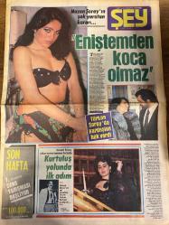 ŞEY HAFTALIK MAGAZİN GAZETESİ DOĞUM GÜNÜ HEDİYESİ  ( Turkish Newspaper ) - 2 NİSAN 1984 -TAM TAKIM 16 SAYFADIR -Nazan Şoray-Türkan Şoray-Bülent Ersoy-Fikret Hakan-Uğurböceği Yalçın-Ateşböceği Ercan-Müjde Ar-Yüksel Uzel-Sezen Aksu-Nihal Kökna-Cumali Dalcı-Bilge Şan-Müslüm Gürses-Mualla Omay-Zehra Suat-Kibariye-Hüsamettin Subaşı-Engin Cezzar-Gülriz Sururi-Cihan Ünal-Sümer Dundar-Ayşe Özdemir-Kemal Sunal-Kadir İnanır-Tarık Akan-İlyas Tüfekçi-Oya Aydoğan-Nurcan Gürsaat-Yıldırım Gürses-Şenay Şerif-Yasemin Nilüfer-Zerrin Nazlı-Necla Nazır-Bülent Ersoy-Ayşin Atay-Ayhan Gencer-Nükhet Duru-Alpay-Salih Acar-Eniştemden koca olmaz-Kurtuluş yolunda ilk adım-Kraliçe kim-Eski ortaklar rakip oldu-Müjde de Almanya’da işçi olacak-Bunlar da bir başka hasta-İsrail cehenneminden geliyorum-Ortanca hızlı çıktı-Arabeskin babası çıplaklara saldırdı-Bilge Şan da assolist oluyor-Kocan elden gidiyor-Ben özenti değil özenilen kadınım-Mutluluk dersi verdiler boşanıyoruz dediler-Hedefteki şöhretler-Profesyonel oyunc