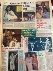 ŞEY HAFTALIK MAGAZİN GAZETESİ DOĞUM GÜNÜ HEDİYESİ  ( Turkish Newspaper ) - 29 HAZİRAN 1985 -TAM TAKIM 12 SAYFADIR -İbrahim Tatlıses-Müjde Ar-Adalet Tatlıses-Perihan Savaş-Zafir Seba-Mimi-Müjgan Arı-Hüner Coşkuner-İpek Pınar-Nihal Arda-Oya Aydoğan-Selahattin Alpay-Gülden Karaböcek-Ferdi Tayfur-Nesrin Topkapı-Edip Akbayram-Hülya Yiğitalp-Bülent Ersoy-Zerrin Arkan-Sibel Egemen-Efruz-Necla Akden-Faruk Tınaz-Gönül Akkor-Sermin Can-Semra Türel-Mine Zeren-Fatma Girik-Necla Nazır-Tarık Akan-Gönül Göksel-Hülya Süer-Belkıs Akkale-Piraye Uzun-Fatma Girik-Türkan Şoray-Cihan Ünal-Zeynep Özal Anaları evde çocukları metresle-Zafer Belkıs -İşte Tatlıses’i homoseksüel yapan adam-Gençler Müjde Ar’ı hasta etti-Şimdi hayatında kadın yok-Bunlar sadece çocuklarının anaları-Lady Godiva usulü protesto-Mimi topun ağzında-Bülent Ersoy Zerrin’i seçti-Tatlıses çirkin iftiraya nasıl bulandı-Lanetli beraberlik-SEY’e yasak yok-Ferdi bitti devreye yönetmeni girdi-Neden kaçtım-6’lıyı tutturdu ortadirek kurtuldu