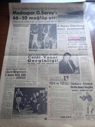 Yeni Sabah Gazetesi - Turkish Newspaper - 20 Mart 1958 - Üsküdar vapuru Dün çıkarıldı - Gemide ikisi mürettebattan dört ceset daha bulundu - Yarbay Vedat Dora idaresindeki ekibin aralıksız çalışmasıyla Üsküdar vapuru faciadan 19 gün sonra kurtarılmış oldu fotoğraf - Kıbrıs'ta 3 bomba daha infilak etti - gizli radyo Demirperde gerisinden yayın yapıyor - Reisicumhur Celal Bayar Topkapı müzesi'nde Kanuni Sultan Süleyman devrine ait eserleri ve eşyaların bulunduğu daireyi yazıyor fotoğraf - Yılın yıldızları Gina Lollobrigida Horst Buchholz Ve Maria Schell Fotoğrafı - Vita - burç falınız - Cafer ile Hürmüz karikatür çizen Altan Erbulak - Hayk Hammer çizen Oğuz Aral - Irak Ürdün anayasası ilan edildi - Modaspor Galatasaray'ı 66 50 mağlup etti - Yağmur sebebiyle Galatasaray Göteborg maçı oynanmadı fotoğraf - Vefa Kulübü umumi kaptanı Muhteşem Kural istifasının sebebini açıklamadı - Vefa ve Vefalı yazan Sabri Kiraz - Türkiye Fransa Ordu maçı bugün - İrlandalı atlet Ron Delaney rekor kırdı foto