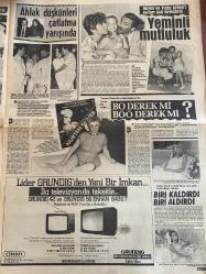 ŞEY HAFTALIK MAGAZİN GAZETESİ DOĞUM GÜNÜ HEDİYESİ  ( Turkish Newspaper ) - 8 HAZİRAN 1985 -TAM TAKIM 12 SAYFADIR -Zerrin Özer-Özkay Obael-Türkan Şoray-Cihan Ünal-Kadir İnanır-Harika Avcı-Oya Aydoğan-Zeynep Özal-Mehtap Ar-Nihal Köknar-Bilun Nazlıhan-İlhan Gündüz-Uğur Dündar-Ahu Tuğba-Kenan Kalav-Kemal Sunal-Barış Manço-Gencer Ayşe Gencer-Leman Sam-Haldun Dormen-Larry Coryell-Phillip Catherine-Hayko-Yıldız Arhan-Aslı Arhan-Nurten Güner-Sema Türel-Nejil Üsoy-Fethi Kasapoğlu-Hüseyin Can-Baba’lar Zerrin’i kurban etti-Süphem yok harika bir dişi-Vur emri-Bodrum ağır toplarını ateşledi-Evlilikleri kurtuldu-Kaçak suçsuz yine piyasada-Kağıt imzalayan o…pu mu oluyor-Zerrin’in hayalleri bir kez daha yıkıldı-Üçlü aşk-Kral sosyetikleşti-Aile boyu saadet-Ben keyif müziği yapıyorum-Dert yine aynı bilet