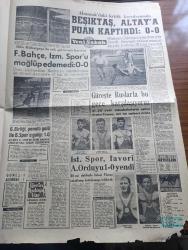 Yeni Sabah Gazetesi - Turkish Newspaper - 22 Aralık 1963 - Doktor Fazıl Küçük bütün dünya basınını yardıma çağırdı - Kıbrıs'ta rum polisler 2 Türk'ü öldürdüler - Türk liderler hadiselerden Rum İçişleri Bakanı Polycarpos Yiogradjis ile Kıbrıs polis idaresini mesul tutuyor - Aşık Olan Amerikalı Çavuş sayesinde 2 genelev kadını yakında Amerika'ya gelin gidiyor fotoğraf - 2 kabadayı grubu Arap Nasri Ve Neco bir gazinoda kapıştı - Dışişlerinden Rahmi Gümrükçüoğlunun evlilik yıldönümü münasebetiyle yaptığı Parti - Fenerbahçe İzmirsporu mağlup edemedi - Beşiktaş altay'a puan kaptırdı - güreşte Ruslarla bu gece karşılaşıyoruz - genç kızların sevgilisi Tamer Yiğit fotoğraf - Türkan Şoray ve Tamer Yiğit fotoğraf - Semra Sar ve Ahmet Mekin'in aşk sahnesi için vinç getirtildi fotoğraf - balık gözlü sanatkar Gülriz Sururi fotoğraf - Kerim Afşar kanaryası ile fazla meşgul fotoğraf - Tümay Tuncalp üç öfkeli genç filminde fotoğraf - bu yılın en başarılı ekibi Feriköy -  Fenerbahçe kaptanı Şeref Has
