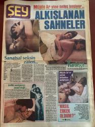 ŞEY HAFTALIK MAGAZİN GAZETESİ DOĞUM GÜNÜ HEDİYESİ  ( Turkish Newspaper ) - 12 EKİM 1985 -TAM TAKIM 12 SAYFADIR -Müjde Ar-Tarık Akan-Yüksel Uzel-Oya Aydoğan-Selma Güneri-Sibel Egemen-Gönül Akkor-Muazzez Ersoy-Nilüfer Aydan-Betül Uzpar-Recep Kaymak-Ayşe Mine-Hüseyin Emre-Nükhet Duru-Danış Tunalı-Sergey Kolovkin-Ayşe Özdemir-Bülent Kınay-Cemal Reşit Rey-Sami Yetik-İbrahim Tatlıses-Harika Avcı-Türkan Şoray-Cihan Ünal-Hülya Koçyiğit-Hülya Kociğit-Küçük Şoray-Tarkan Şoray-Tarık Akan-Ahmet Kemal Doğançay-Alkışlanan sahneler-Sanatsal seksin zaferi-Evlilik sevişmeye engel değil-Kardeşçe-Nasıl erkek oldum-Yüksel Uzel’in yok olduğu gece-Sahnede bir sarhoş-Son umut ilk aşkında-Alyans düşmanı-Kalite ve şıklığın markası-Bugulu ses kısıldı-Konser mevsiminde ilk yağmurlar-Müzik dünyası bir kayıp verdi-Nükhet Duru yeniliklerin kurbanı-Hepinizi yarışmamıza davet ediyoruz-Halk bize her şeyin doğrusunu ve yanlışını gösterir