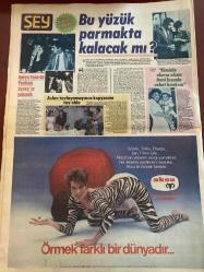 ŞEY HAFTALIK MAGAZİN GAZETESİ DOĞUM GÜNÜ HEDİYESİ  ( Turkish Newspaper ) - 26 EKİM 1985 -TAM TAKIM 12 SAYFADIR -Hale Soygazi-Tarık Akan-İbrahim Tatlıses-Perihan Savaş-Derya Tuna-Hüner Coşkuner-Gülistan Orhan-Müjdat Gezen-Müserref Akay-Muzaffer Uzipınar-Sezer Güvenirgil-Mertin Fırat-Ayla Bora-Hülya Süer-Semra Türel-Vahdet Vural-Huri Sapan-Aysel Mutlu-Ülkü Erakalin-Coşkun Sabah-Erdal Özbek-Gülşen Bubikoğlu-Behçet Nacar-Nilgün Saraylı-Hüseyin Can-Erkut Can-Mine Şoley-Coşkun Ersöz-Ahmet Uğurlu-Ahmet Selçuk İlkan-Emel Çölgeçen-Süheyl Uygur-Süheyla Uygur-Dul sevişmesi-Bir avuç cennet’in cennet köşesi-Geleceği bu adamın elinde-Tatlıses’in aşk defteri yine karıştı-Bu yüzük parmakta kalacak mı-Derya Tuna da Perihan Savaş’ın yolunda-Kiminle olursa olsun beni kızımla rahat bıraksın-3 yıl erkek orucu tutacak-Bu arabaya evet derim-Kocama dahi güzelliğimi harcatmam-İzmirli kürk Ankara’da olay yarattı-Harika Avcı’nın sahne nikahı bitti-Bahtsız gelini Ankara’ya kaçırdılar-Ağlatan çocuklar güldürenlere