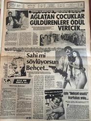 ŞEY HAFTALIK MAGAZİN GAZETESİ DOĞUM GÜNÜ HEDİYESİ  ( Turkish Newspaper ) - 26 EKİM 1985 -TAM TAKIM 12 SAYFADIR -Hale Soygazi-Tarık Akan-İbrahim Tatlıses-Perihan Savaş-Derya Tuna-Hüner Coşkuner-Gülistan Orhan-Müjdat Gezen-Müserref Akay-Muzaffer Uzipınar-Sezer Güvenirgil-Mertin Fırat-Ayla Bora-Hülya Süer-Semra Türel-Vahdet Vural-Huri Sapan-Aysel Mutlu-Ülkü Erakalin-Coşkun Sabah-Erdal Özbek-Gülşen Bubikoğlu-Behçet Nacar-Nilgün Saraylı-Hüseyin Can-Erkut Can-Mine Şoley-Coşkun Ersöz-Ahmet Uğurlu-Ahmet Selçuk İlkan-Emel Çölgeçen-Süheyl Uygur-Süheyla Uygur-Dul sevişmesi-Bir avuç cennet’in cennet köşesi-Geleceği bu adamın elinde-Tatlıses’in aşk defteri yine karıştı-Bu yüzük parmakta kalacak mı-Derya Tuna da Perihan Savaş’ın yolunda-Kiminle olursa olsun beni kızımla rahat bıraksın-3 yıl erkek orucu tutacak-Bu arabaya evet derim-Kocama dahi güzelliğimi harcatmam-İzmirli kürk Ankara’da olay yarattı-Harika Avcı’nın sahne nikahı bitti-Bahtsız gelini Ankara’ya kaçırdılar-Ağlatan çocuklar güldürenlere
