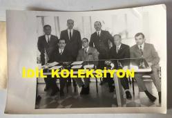 DEMOKRATİK PARTİ ESKİ GENEL BAŞKANI AHMET FERRUH BOZBEYLİ'NİN ORİJİNAL AJANS-BASIN FOTOĞRAFI - 18 x 12 EBADINDA - FERRUH BOZBEYLİ, TÜRKİYE MİLLİ KÜLTÜR VAKFI'NIN KURUCULARI ve BAZI MİLLETVEKİLİ HEYETİ MENSUPLARIYLA TOPLUCA POZ VERİRKEN ÇEKİLMİŞ BİR KARE. KADRAJDA YER ALANLAR ARASINDA FERRUH BOZBEYLİ'YLE BİRLİKTE, ABDÜLKADİR ÇAVUŞOĞLU, SELAHADDİN ÜZEL, PROF. CEVAT BABUNA, SAFFET KOZLUCA, RAUF KARADENİZ ve AVUKAT MUZAFFER SONAY GÖRÜLMEKTEDİR.