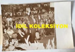 DEMOKRATİK PARTİ ESKİ GENEL BAŞKANI AHMET FERRUH BOZBEYLİ'NİN ORİJİNAL AJANS-BASIN FOTOĞRAFI - 18 x 12 EBADINDA - FERRUH BOZBEYLİ, DEMOKRATİK PARTİ KONGRESİNDE CELAL BAYAR'IN YANINDA AYAĞA KALKIP DELEGELERİ SELAMLARKEN ÇEKİLMİŞ BİR KARE. ALİ BOSTANCI