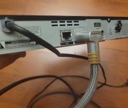 SAMSUNG 3D BLU-RAY / DVD PLAYER  - sorunsuz. gayet güzel. uzaktan kumandası yok bende sadece.