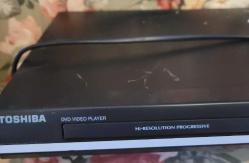 TOSHİBA DVD PLAYER. SORUNSUZ, GAYET GÜZEL. kumandası yok bende.