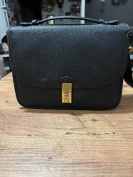 Unisex CATHAY PACİFİC marka Askılı 3 Bölmeli cepli kalemlikli  şifreli kilitli Deri El Çantası  28 x 20 cm Tertemiz yırtığı sökü yok