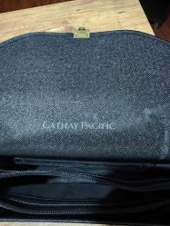 Unisex CATHAY PACİFİC marka Askılı 3 Bölmeli cepli kalemlikli  şifreli kilitli Deri El Çantası  28 x 20 cm Tertemiz yırtığı sökü yok