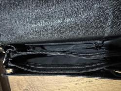 Unisex CATHAY PACİFİC marka Askılı 3 Bölmeli cepli kalemlikli  şifreli kilitli Deri El Çantası  28 x 20 cm Tertemiz yırtığı sökü yok