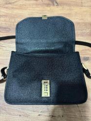 Unisex CATHAY PACİFİC marka Askılı 3 Bölmeli cepli kalemlikli  şifreli kilitli Deri El Çantası  28 x 20 cm Tertemiz yırtığı sökü yok