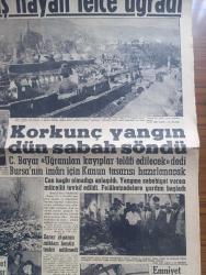 Yeni Sabah Gazetesi - Turkish Newspaper - 26 Ağustos 1958 - Bursa'da iş hayatı felce uğradı - Bursa'da korkunç yangın dün sabah söndü fotoğraf - Celal Bayar uğranılan kayıplar telafi edilecek dedi - Reisicumhur Celal Bayar beraberinde sanayi vekili Samet Ağaoğlu Bursa valisi ve matbaası yanan hakimiyet gazetesi sahibi olduğu halde yangının tahribatını tetkik ediyor fotoğraf - Bursa yangınında bir tek çapulculuk hadisesi olmadı - Bursa'da yangının 2 defa tehdit ettiği ulu cami görülüyor fotoğraf - Yeni İngiliz planını dün kabul ettik - imralı'dan kaçan iki mahkum yakalandı - Cafer ile Hürmüz karikatür çizen Altan Erbulak - komünist Mao Zedung Krutçef'in emrinde fotoğraf - büyükçekmece'de geniş bir tersane kurulacak - büyük yıldız Zeki Müren diyor ki Altın Deniz plajında bir daireye sahip olduğum için mutluyum - profesyonel Lig Yarın mithatpaşa'da başlıyor - Galatasaray döndü fotoğraf - voleybol milli takımı açıklandı - Fenerbahçe'de disiplin ön planda - Beşiktaş bugün antrenman yapacak