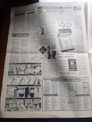 Yeni Sabah Gazetesi - Turkish Newspaper - 19 Ağustos 1958 - hükümet Kıbrıs hakkında sükutunu muhafaza ediyor - mütarekeyi bozan E.O.K.A'ya Nasır da silah veriyor - sağlık vekili Doktor Lütfi Kırdar'ın basın toplantısı fotoğraf - Üç Grup ithal malından ayrı nispetlerde prim alınacak - Amerika Demokrat Parti Başkanı Adlai Stevenson'un Yeni Sabaha beyanatı fotoğraf - imar faaliyetleri hızlandı Tophane Dolmabahçe Yeniköy İstinye ile Karaköy meydanı fotoğraf - Cafer ile Hürmüz karikatür çizen Altan Erbulak - Hayk Hammer çizen Oğuz Aral - gülhane'deki sünnet düğünü filme alınacak - çölde bir rüya yazan Va Nü yazı dizisi - burç falınız - Tıp postası yazan doçent Doktor Osman Barlas - Müslüman kardeşler başkanı Tevkif edildi - enternasyonal tenis turnuvasının ilk gününde favoriler kazandı fotoğraf - 6. Avrupa atletizm Şampiyonası - Aydın Onur 100 metre müsabakasında yegane ümidimizdir fotoğraf - yüzme federasyonu reisi Rıza Salih Saray fotoğraf -  boksör Patterson Harris ile karşılaşacak