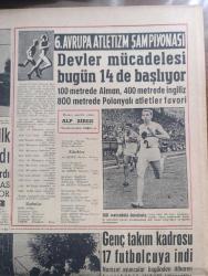 Yeni Sabah Gazetesi - Turkish Newspaper - 19 Ağustos 1958 - hükümet Kıbrıs hakkında sükutunu muhafaza ediyor - mütarekeyi bozan E.O.K.A'ya Nasır da silah veriyor - sağlık vekili Doktor Lütfi Kırdar'ın basın toplantısı fotoğraf - Üç Grup ithal malından ayrı nispetlerde prim alınacak - Amerika Demokrat Parti Başkanı Adlai Stevenson'un Yeni Sabaha beyanatı fotoğraf - imar faaliyetleri hızlandı Tophane Dolmabahçe Yeniköy İstinye ile Karaköy meydanı fotoğraf - Cafer ile Hürmüz karikatür çizen Altan Erbulak - Hayk Hammer çizen Oğuz Aral - gülhane'deki sünnet düğünü filme alınacak - çölde bir rüya yazan Va Nü yazı dizisi - burç falınız - Tıp postası yazan doçent Doktor Osman Barlas - Müslüman kardeşler başkanı Tevkif edildi - enternasyonal tenis turnuvasının ilk gününde favoriler kazandı fotoğraf - 6. Avrupa atletizm Şampiyonası - Aydın Onur 100 metre müsabakasında yegane ümidimizdir fotoğraf - yüzme federasyonu reisi Rıza Salih Saray fotoğraf -  boksör Patterson Harris ile karşılaşacak
