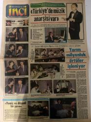 TERCÜMAN GAZETESİ İNCİ İLAVESİ DOĞUM GÜNÜ HEDİYESİ - 28 NİSAN 1984 - 4 SAYFADIR -Dr. Nevzad Atlığ-Lale Tefek-Tekın Akmansoy-Leman Cıdamlı-Temel Kıpçak-Nadi̇de Tan-Ziya Tan-Berrin Şimşek-Sevgi Duva-Sevinç Çokum-Pearl S. Buck-Neval Barlas-Kemal Faryon-Recep Adana-Mehmet Başalan-Mehmet Ali-Andrew Zentürk-Muhammed Ali-Reagan Türkiye’de Müzik Anarşisi Var-Yarım Milyonluk Örtüler İşleniyor-Temiz ve Düzenli Bir Yuva-Seninle Yaşamak-İki Aşk Arasında-Kadın ve Ev-Sürpriz Makarna-Alışverişinizi Ustaca Sürdürerek Kusurlarınızı Gizleyebilirsiniz-Sevdiğiniz Renkler Sizi Ele Veriyor-Sağlığımız ve Biz-Burun Tıkanıklığı-Zor-Fatoş’la Başbaşa-İçimizdeki Saatler-Bak Gülüm-Mavi ve Gri Değil Siyah Bir Olay-Amerika Tarihini Yine Bir Zenci Yazıyor-İslamın Amerika’daki Yumruğu Muhammed Ali-Amerika’yı Bir Mavi Yönetiyor-Mavi ve Gri Nedir-Keloglan-Kırklar-Pasaklıgiller-Bay Ortadirek Keloglan-Çizen: Ziya Şafak-Pasaklıgiller-Çizer: ?-Bay Ortadirek-Çizer: ?